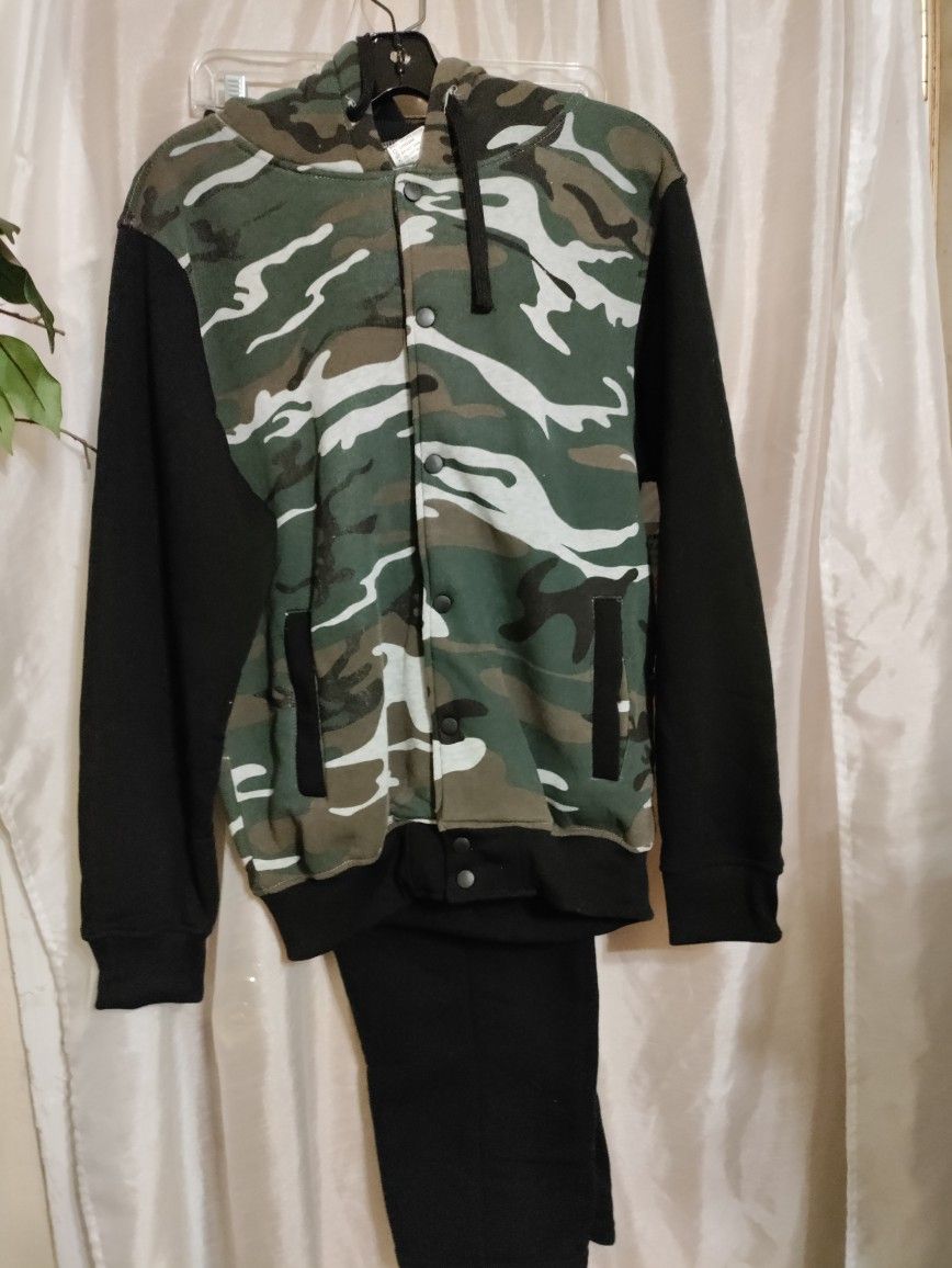 2 Piece Large  Or XL Jogger Camo Print Front Hoodie Jacket And Pant Pockets ( New)