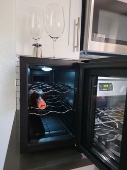Wine Enthusiast 6-Bottle Wine Cooler – Excellent Condition
