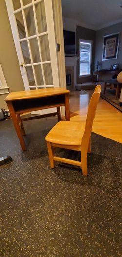 Kid's desk w/ chair