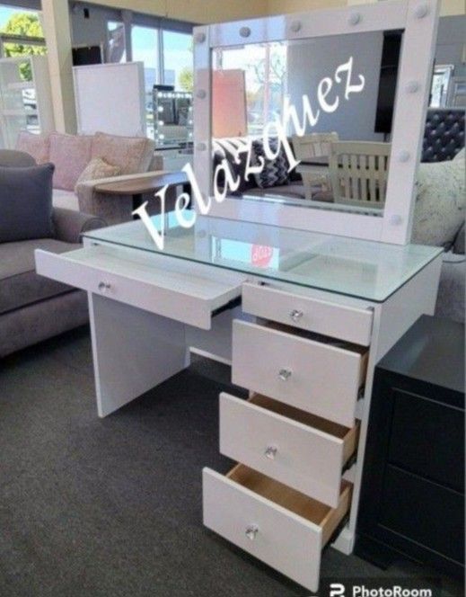 ✅️✅️ White Makeup vanity Set with Lighted Mirror (Stool not included)✅️✅️