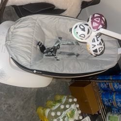 4 Moms Swing 