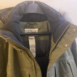 Iam selling almost new Green -LLGrLL - Bean Parka, is for super cold weather. The warmest parka is field tested in extreme winter conditions