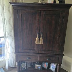 Very Beautiful Piece!! European Oak Cabinet 