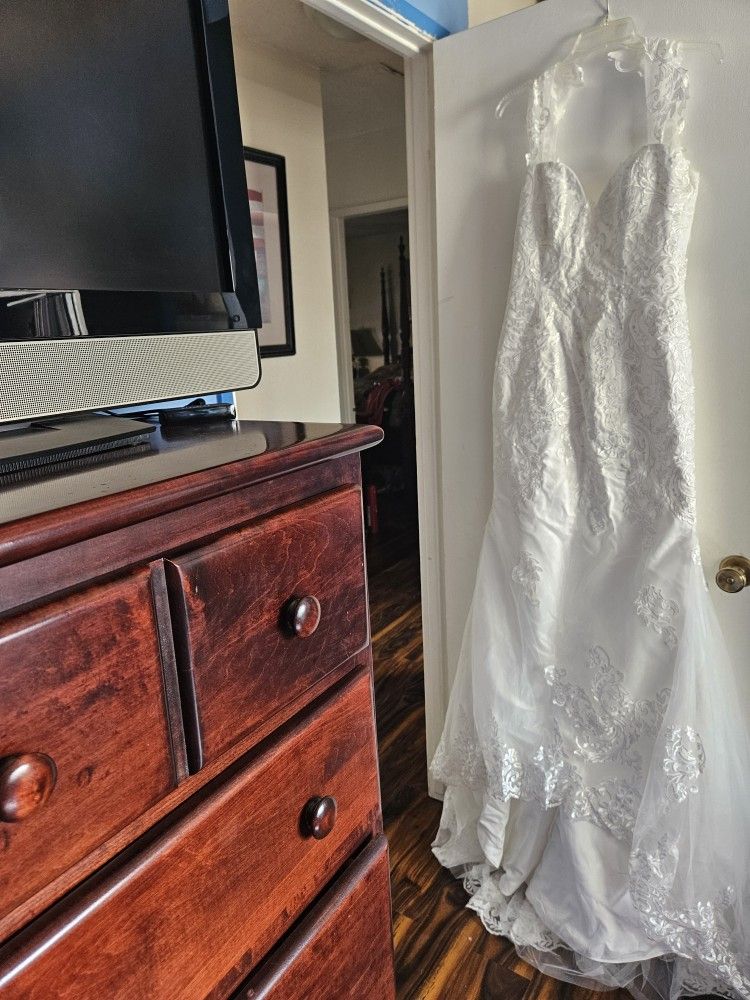 New Wedding Dress/ Never Worn!
