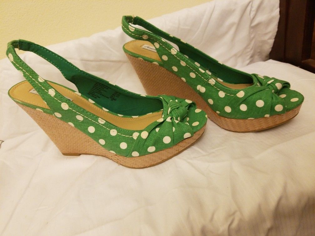 New American eagle wedge saddles sz 7.5 green w/ white polka dots