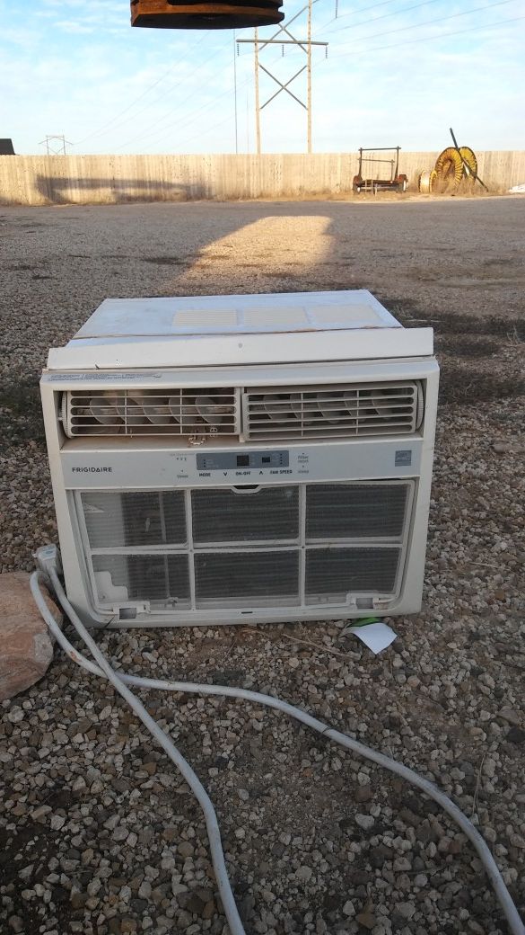 Large air condiotioning unit by Frigidaire works great temp comtrol and diff speeds