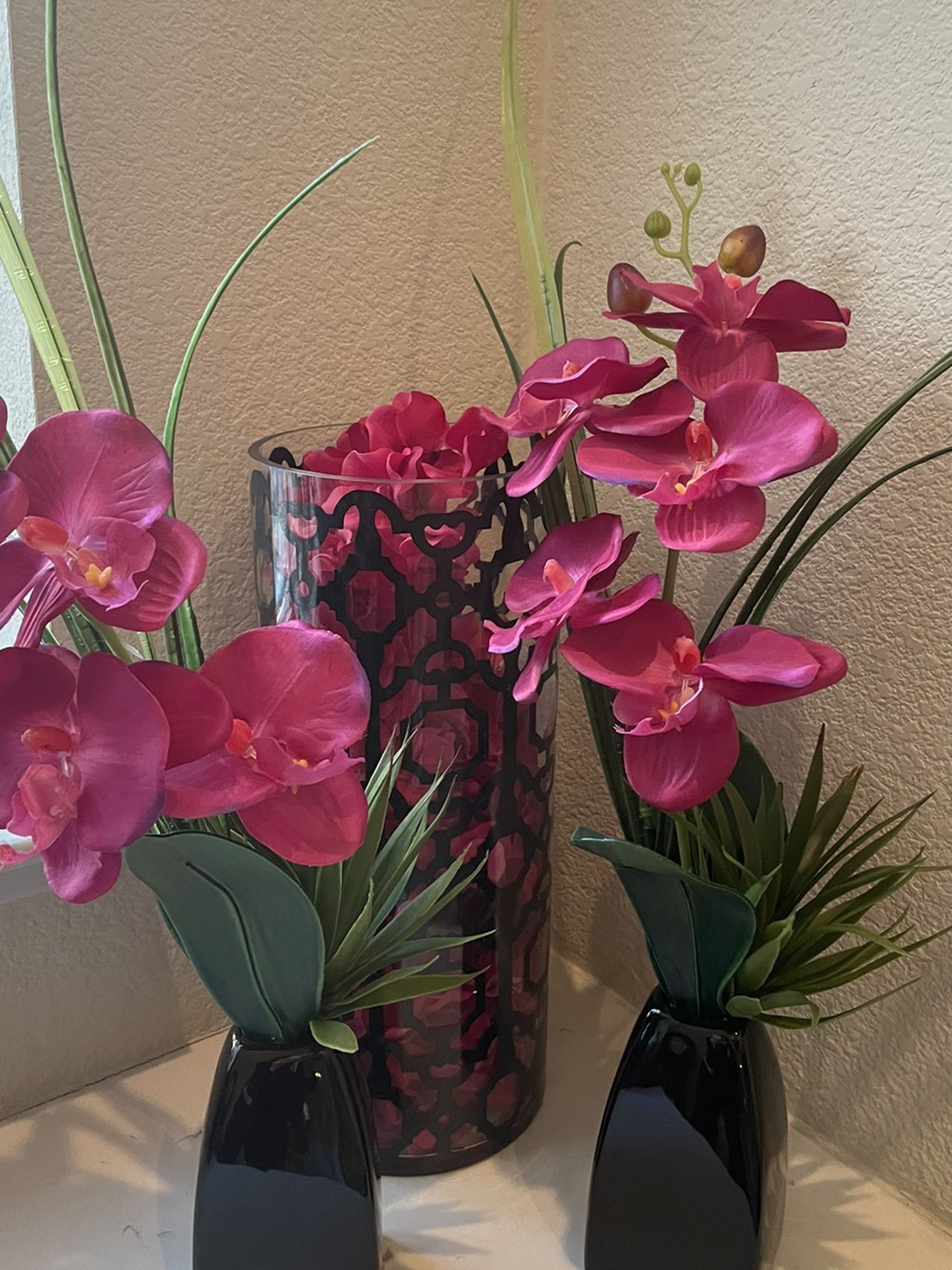 3 vases and decor flower