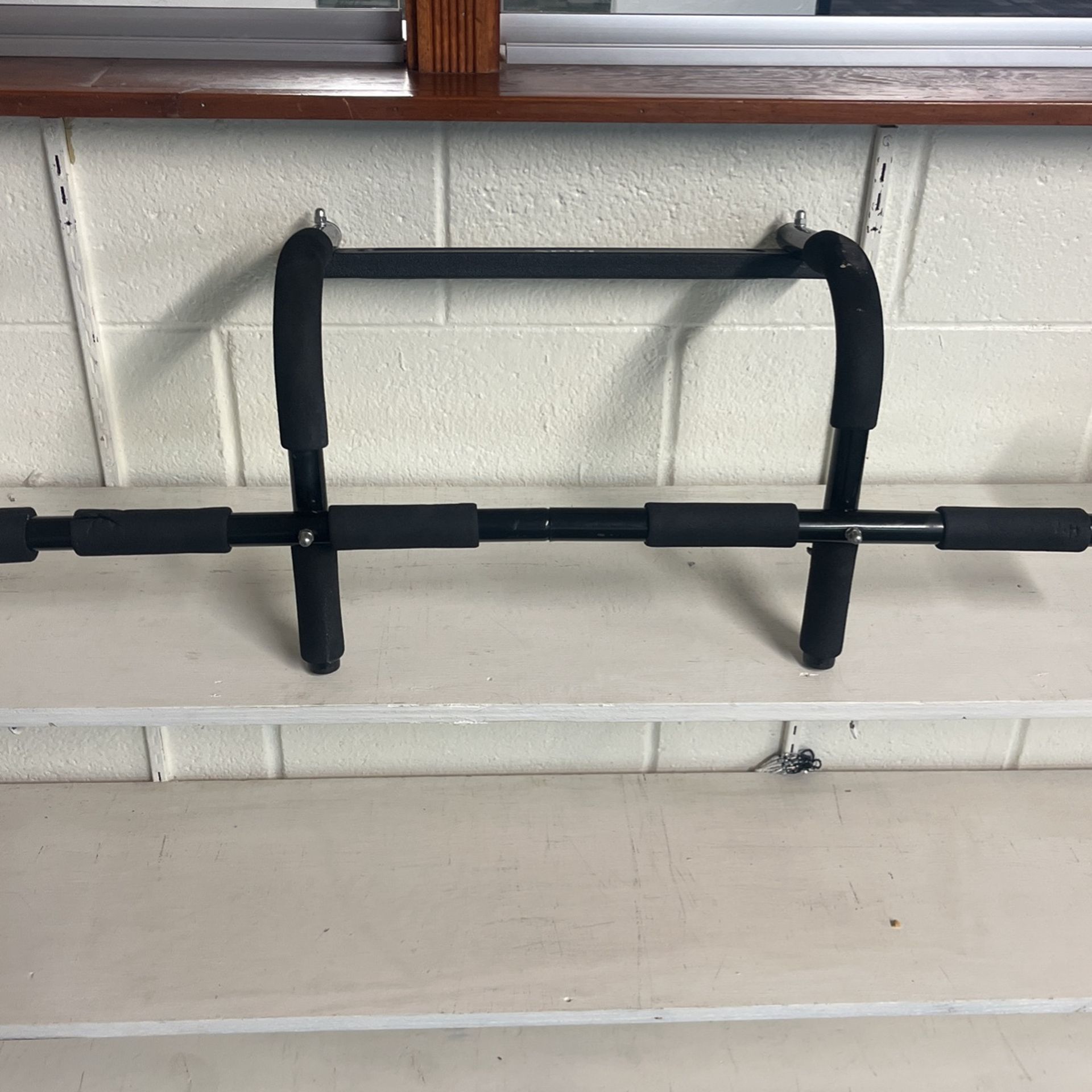 Door pull up bar