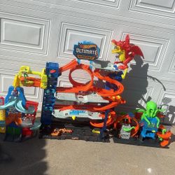 Hot Wheels Ultimate Garage playset w dragon octopus tracks big lot