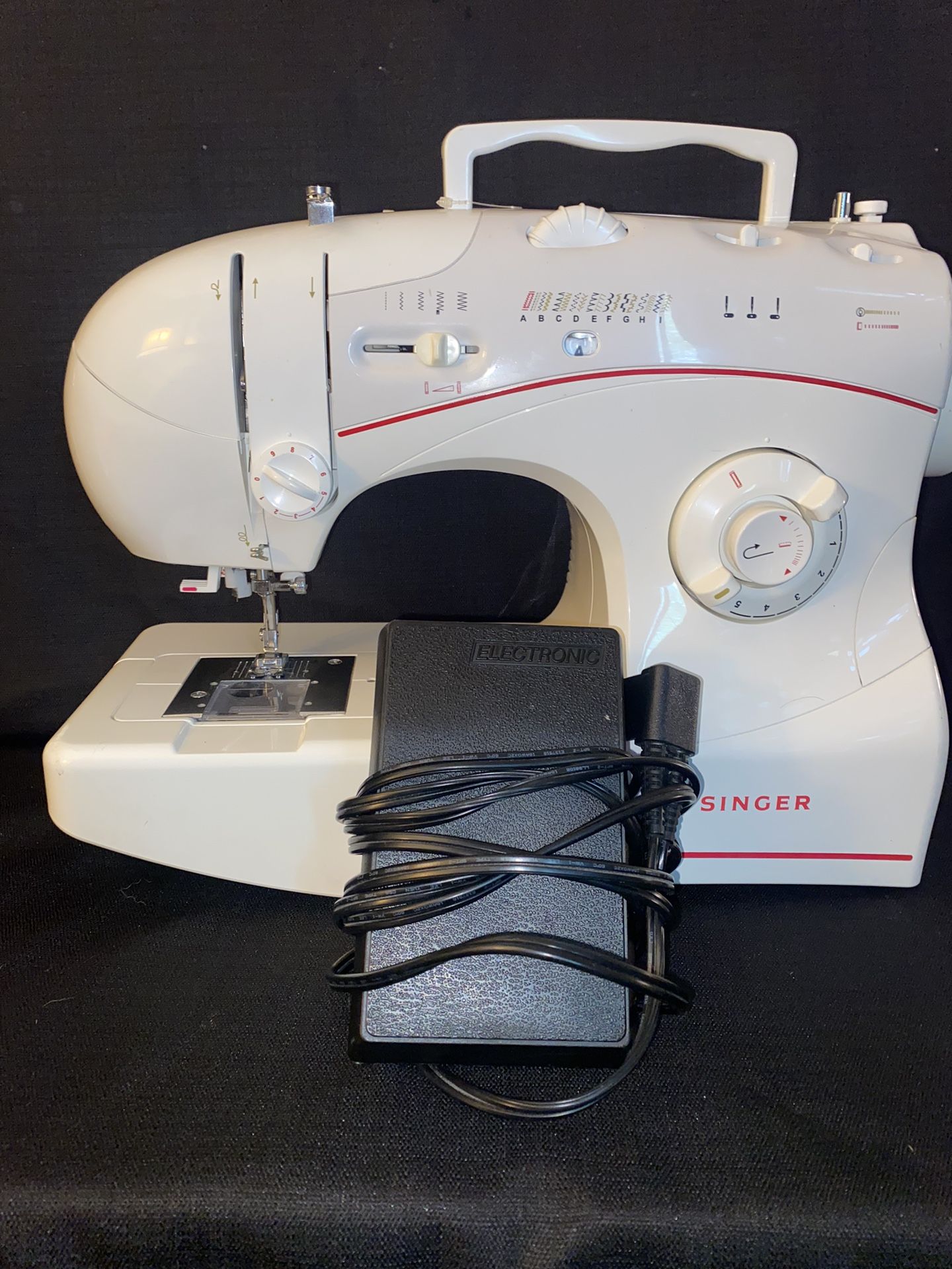 SINGER SEWING MACHINE - MODEL 5160C