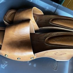 Woman’s Sandals Size 8 