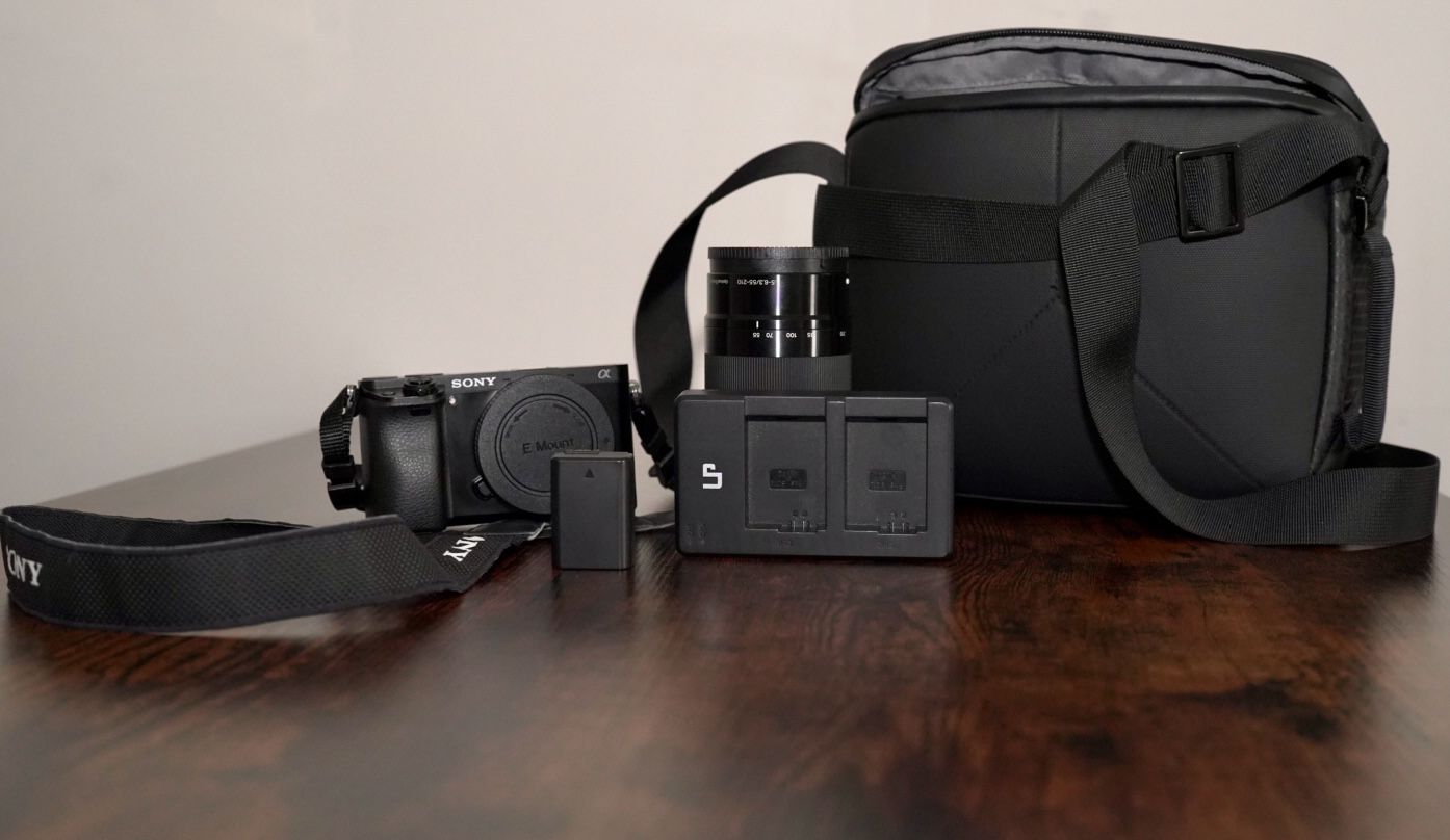 Sony A6000 + 2 Batteries + 55/210 Lens + Charger + Bag