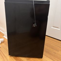  Black Hisense 2.5-cu Ft Mini Fridge 