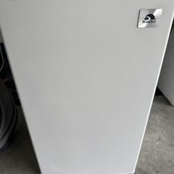 Igloo Mini Fridge ICE COLD!!