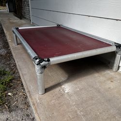 KURANDA RAISED DOG BED