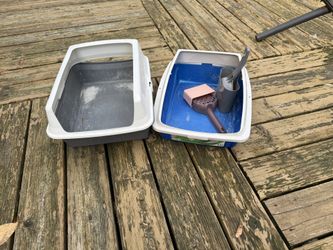 🐾 2 Large Cat Litter Boxes + Scoops & Holders – Clean & Ready to Use!