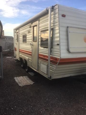 1987 Weekender 21ft travel trailer rear bed