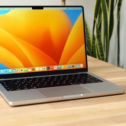 Selling MacBook Pro 1,600$