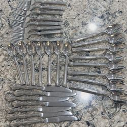 silverware set/ set de cubiertos