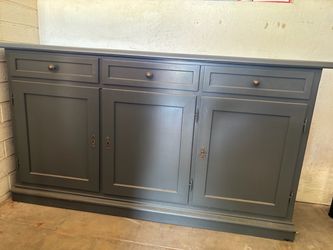 Large traditional 3 door Sideboard with 3 drawers