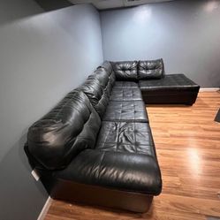 Black Leather Tufted Sectional w/Queen Pullout Bed
