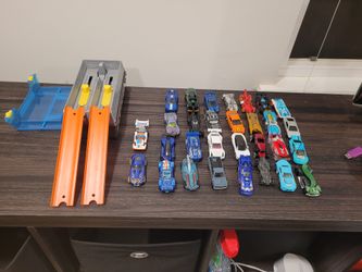 Hot Wheels Race Case Track Set with 30 Hot Wheel Cars