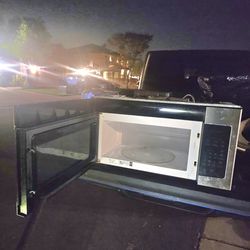 Under cabinet microwave or you can put on kitchen cabinet used, needs New handle needs to cleaned it
