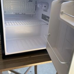 Mini fridge 