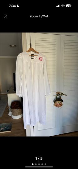 White Syosset High School graduation gown and Cap - size ML