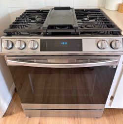 Samsung - 6.0 cu. ft. Front Control Slide-In Gas Convection Range with Air Fry & Wi-Fi