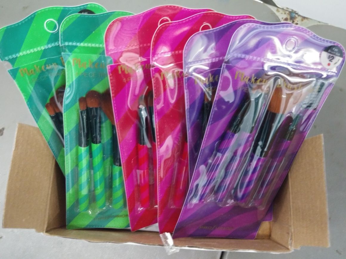 Box of 6 Makeup Brush Travel Sets Could Resale For Profit