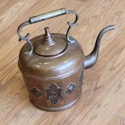 Vintage rare beatiful copper kettle teapot made in Made in Morocco . 
Pre-owned, good shpae, please see photos for details. It is 
approximately  7.25