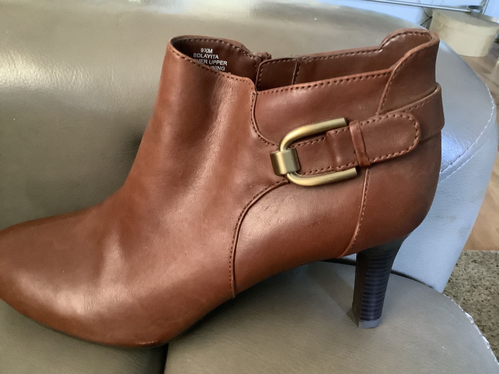 NEW BROWN SHORT LEATHER BOOTS. 9.5 M