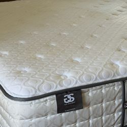USED KING SIZE STEARN FOSTER MATTRESS WITH BOX SPRING DELIVERY 🚚 AVAILABLE 