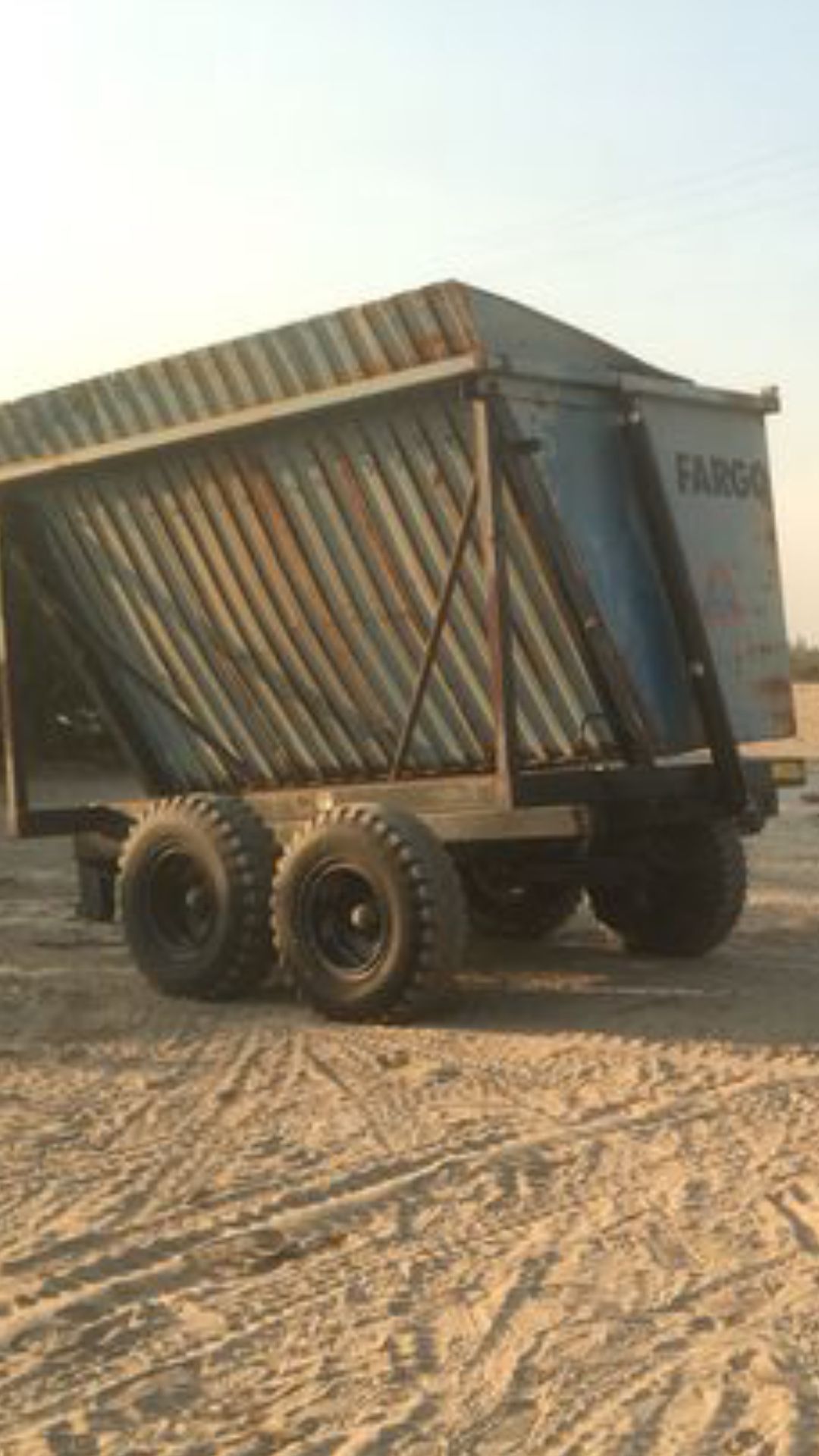 Fargo high side dump hydraulic trailer great for moving bark, feed