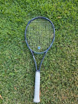 Wilson Blade 98 v9 tennis racquet