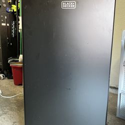 Black + Decker Mini fridge 
