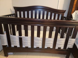 Crib with mesh liner