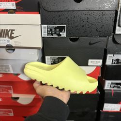 Adidas Yeezy Green Glow size 6 VNDS