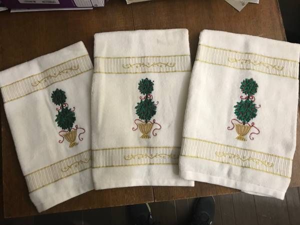 NEW Set of 3 Matching Embroidered Christmas Holly Hand Towel Set