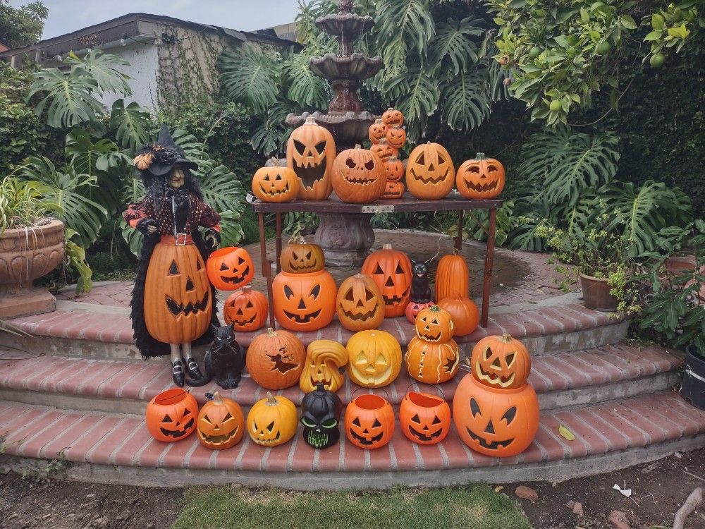 30 Assorted Light Up & Candy Bucket Jack-o'-lantern Pumpkins