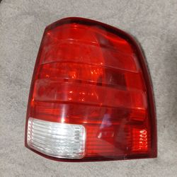 03-06 Expedition Tail Light 