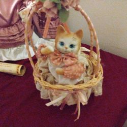 Porcelain Kitten Music Figurine . 