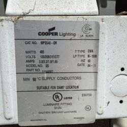 (8) 400 W METAL HALIDE HIGH BAY LIGHT FIXTURES WITH BULBS