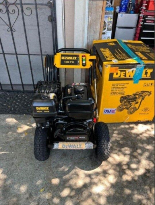 DEWALT 4400 PSI 4.0 GPM Gas Cold Water Pressure Washer with CRX 420cc Engine