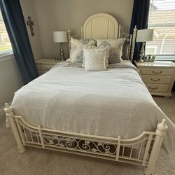 🛏️ Vintage Queen Bedroom Suite – Iron & Wood – Mattress Included