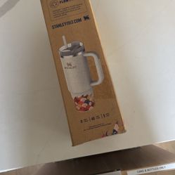 The Lunar New Year Limited Edition Quencher H2.0 FlowState™ Tumbler | 30 OZ (Cream Dragon)
