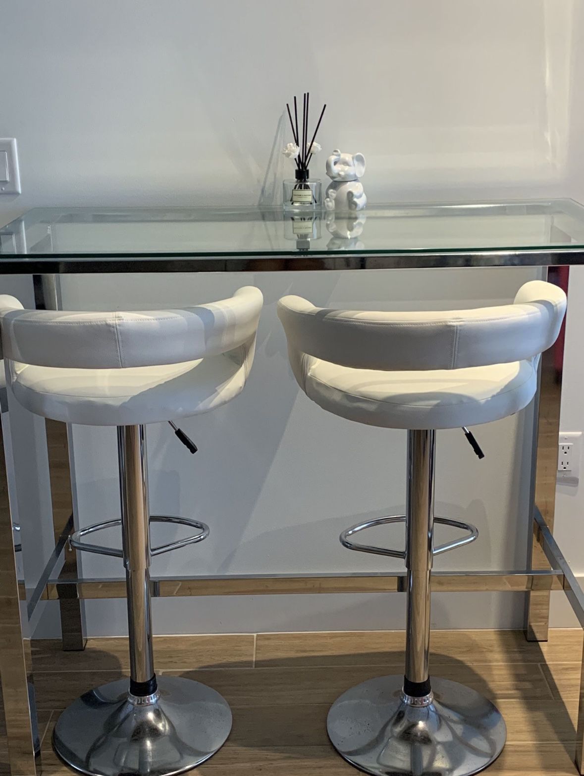 Glass Top High Bar Table With White Bar Stools 