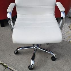 White leather adjustable chair deck/office comfortable used 2-3 scratches but good condition at all 