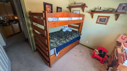 Twin bunk beds